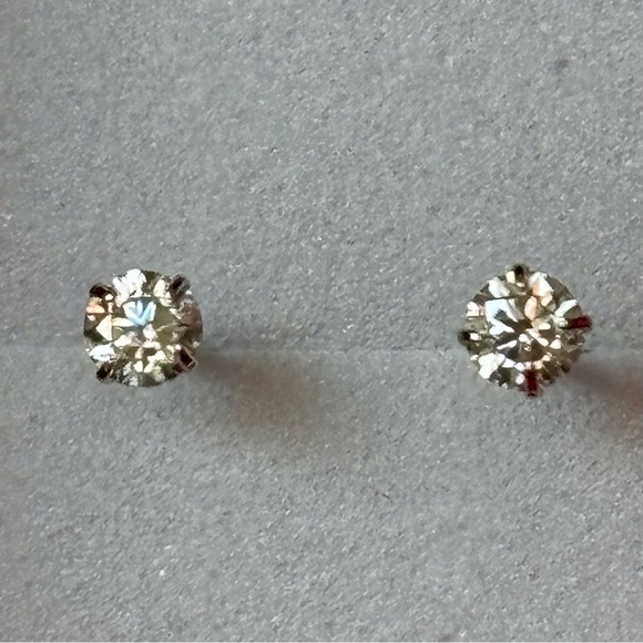 ✨ Dainty Moissanite Stud Earrings – 925 Sterling Silver ✨ - Picture 3 of 4